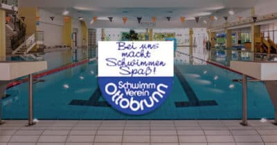 Blick über das Schwimmerbecken im Phönix-Bad Ottobrunn, darüber das weiß-blaue Logo des SV Ottobrunn