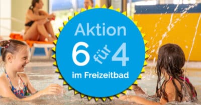 Foto von drei planschenden Mädchen im Kinderbecken, im Hintergrund zwei Frauen auf Liegestühlen sitzend, darüber hellblauer runder Störer mit gelbem Zackenrand und Text "Aktion 4 für 4 im Freizeitbad"